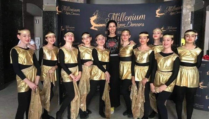 Танцьорите се състезаваха в две възрастови групи с над 70 изпълнения