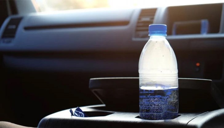 Какво се случва, когато пластмасовата бутилка с вода е стояла в жегите?