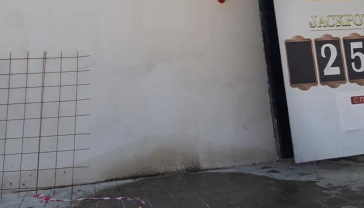 Тръбата, която отвежда конденза от охладителната система на новопостроената сграда, капе директно на тротоара върху пешеходците Тръбата, която отвежда конденза от охладителната система на новопостроената сграда, капе директно на тротоара върху пешеходците