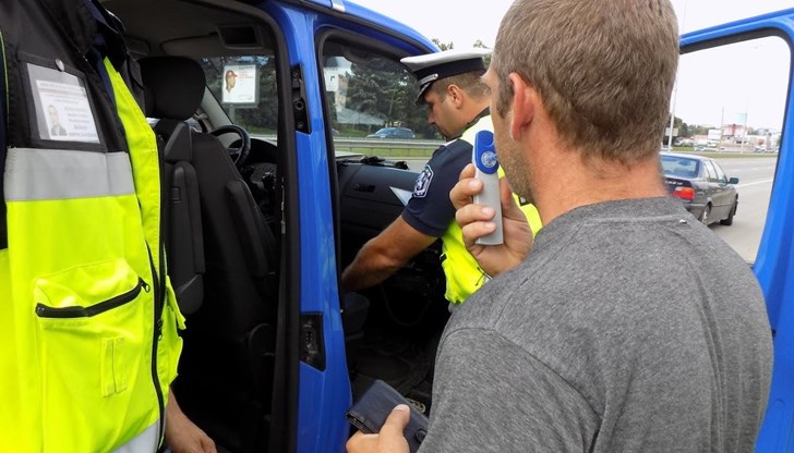 Мъжът бил спрян за проверка от полицаите, които усетили миризмата на алкохол около шофьора