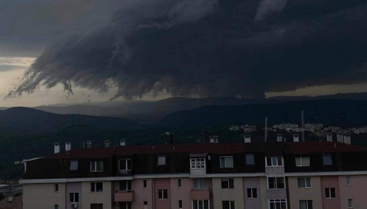 Млад мъж загина от паднала след бурята електрическа жица Млад мъж загина от паднала след бурята електрическа жица