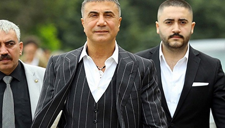 Заради разкритията на мафиотския бос Седат Пекер, който се укрива в чужбина, на турския вътрешен министър Сюлейман Сойлу на два пъти му се наложи да отговаря на журналистически въпроси