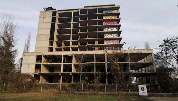 "Сградата скелет“ в двора на "Александровска" болница няма да се превърне в болница