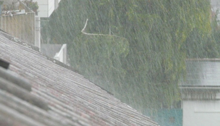 Централната улица на града се превърна в река /Снимката е илюстративна/ Централната улица на града се превърна в река /Снимката е илюстративна/