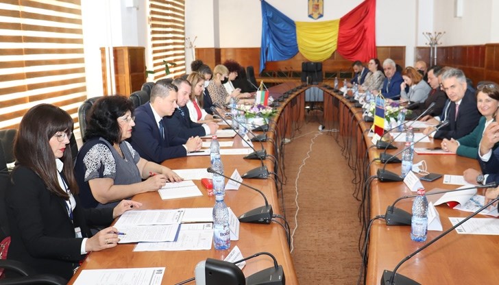 Още от началото на следващата седмица се планира реорганизация за движението по Дунав мост, като при необходимост камионите ще бъдат спирани още преди да влязат в Русе Още от началото на следващата седмица се планира реорганизация за движението по Дунав мост, като при необходимост камионите ще бъдат спирани още преди да влязат в Русе