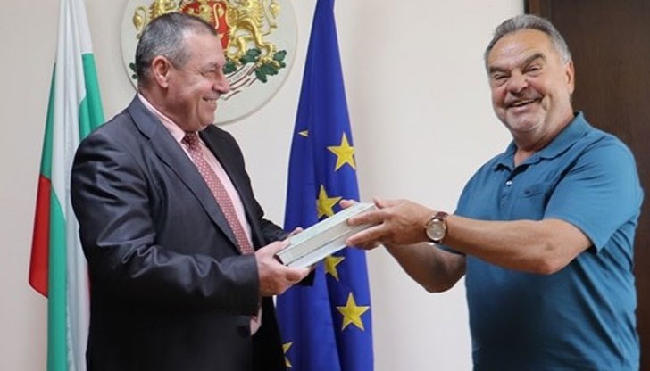 Бивш областен управител е съавтор на „Русе в стари снимки, документи и портрети“