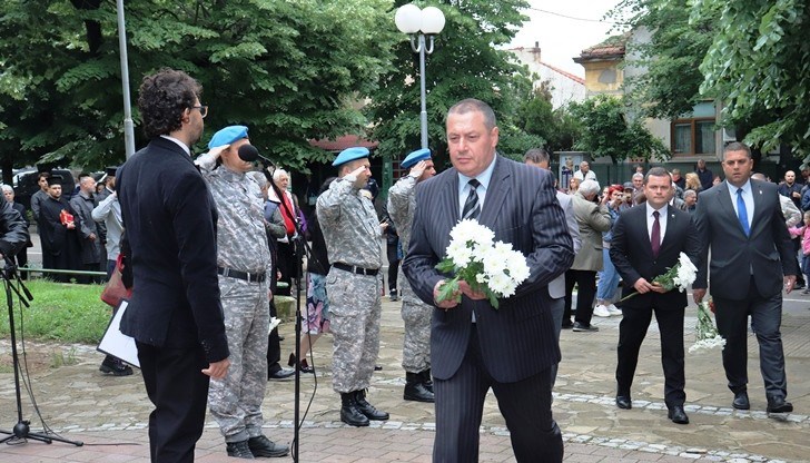 По традиция тържествената церемония завърши с полагане на венци и цветя пред Мемориала на загиналите във войните за национално обединение