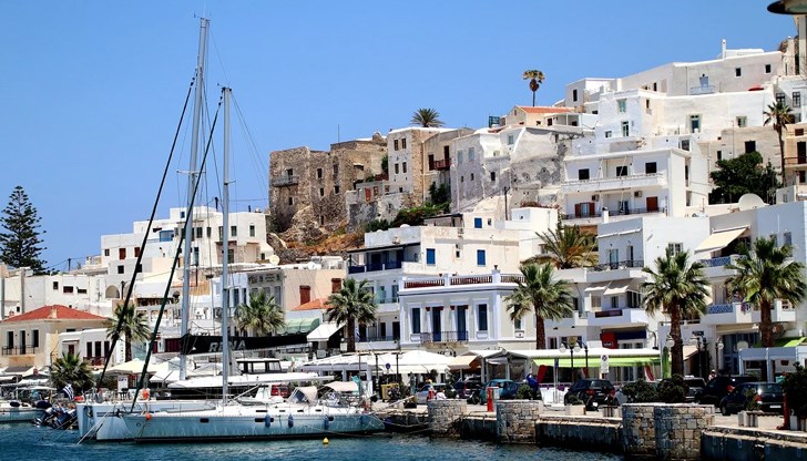 В заведенията се позволява на една маса да сядат до 10 души В заведенията се позволява на една маса да сядат до 10 души