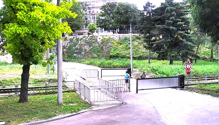 Предстои да се ремонтират липсващите ламели в основата ѝ, както и да се потърси отговорност за нанесените щети