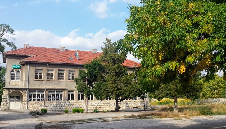 След направен оглед от работната група е избрана площадката в помощно училище „Д-р Петър Берон“