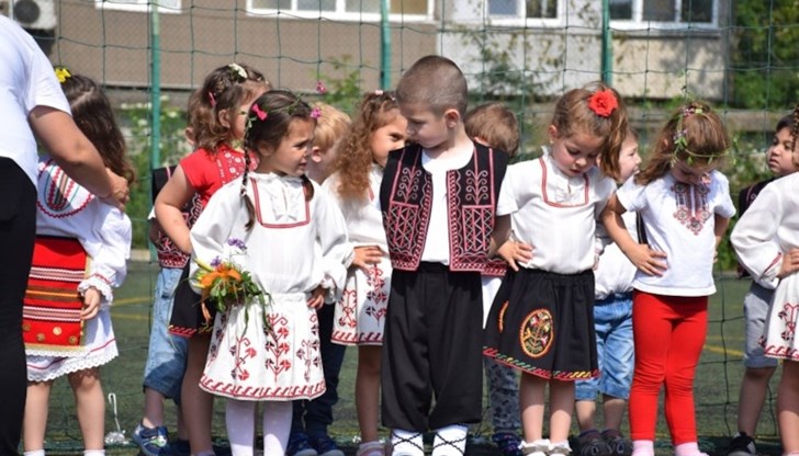 На спортното игрище на басейн „Олимпия“ в ж.к. „Дружба“ малчуганите демонстрираха знания за българските традиции и обреди, облечени в народни носии