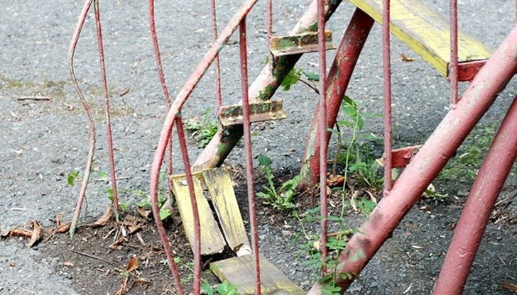 Сигнали за опасни съоръжения по детски площадки и игрища трябва да се подават незабавно, след като бъдат установени Сигнали за опасни съоръжения по детски площадки и игрища трябва да се подават незабавно, след като бъдат установени