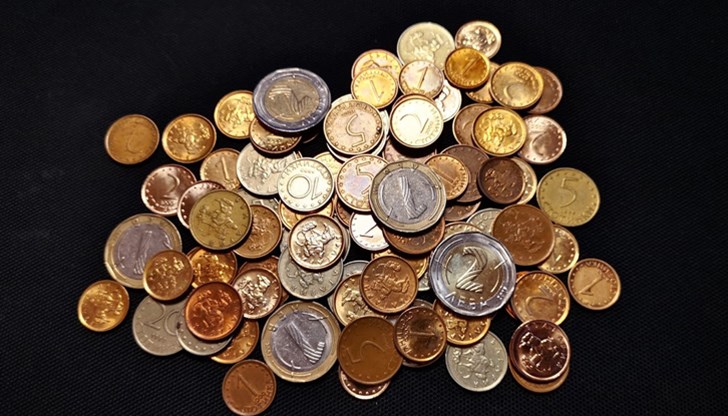 Това означава, че българите използваме с 1 383 534 866 повече монети