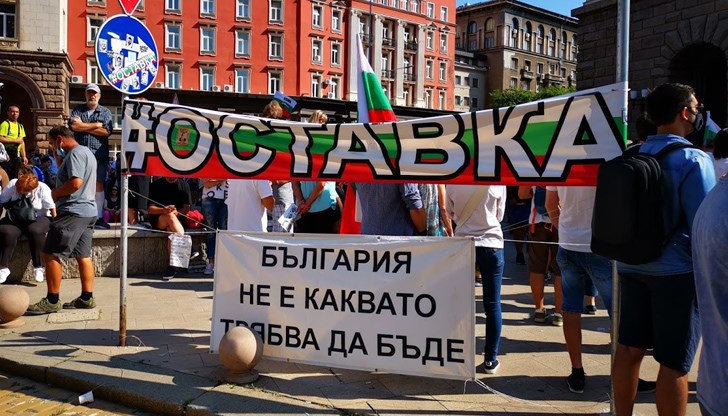 Една шайка контролира органите на държавата и не се свени да източва пари от данъците на хората за собствено обогатяване по вечната формула пари  - власт - пари