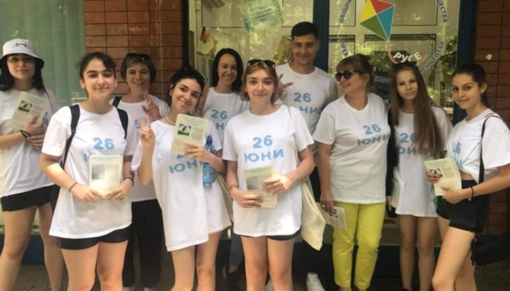 Младежи изпълниха легендарния хит на група БТР „Спасение“, посветен на жертвите на наркотиците