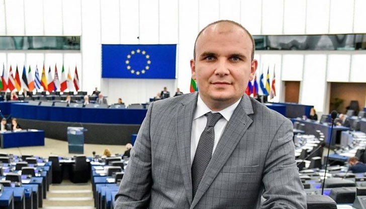 Всъщност евродепутат е назначен за временно изпълняващ съпредседател до провеждането на нови избори