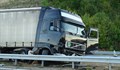 Аварирал камион затруднява трафика край Поликраище