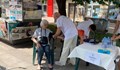Общински служители раздават вода и мерят кръвното на русенци в жегите