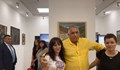 Борисов се снима със симпатизантки в изложбена зала