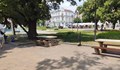 Слагат нови бетонни пейки, произведени в Русе