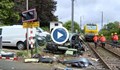 На косъм: Шофьор се измъкна секунди преди да го удари влак