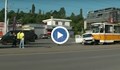 Трамвай удари кола след непозволен обратен завой в София