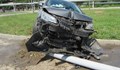 Млад шофьор връхлетя върху стълб и ограда по булевард  "България"