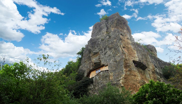 Участниците в маршрута трябва да са снабдени с високи обувки, дълги панталони и вода за пиене