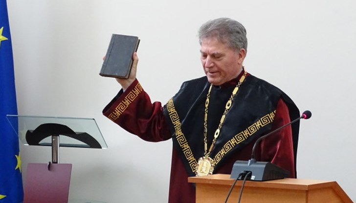 С решението на КПКОНПИ е наложена глоба от 10 000 лв. и отнемане в полза на държавата на цялата сума от 142 300, представляваща получената материална облага