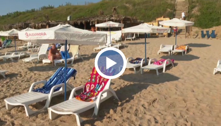 Цената на комплект чадър с два шезлонга на плажа в Поморие това лято е 15 лева