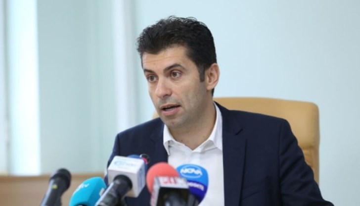 Бонус на месец по 60 000 лева заплата и автомобил на огромна стойност още стои на паркинга на ББР, информира министърът на икономиката Бонус на месец по 60 000 лева заплата и автомобил на огромна стойност още стои на паркинга на ББР, информира министърът на икономиката