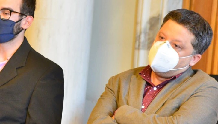 Веселин Иванов (вдясно) по време на изслушването на Иван Гешев в парламента през есента на 2020 г., когато активист на "Демократична България" го замери с фалшиви еврови банкноти с лика на Бойко Борисов