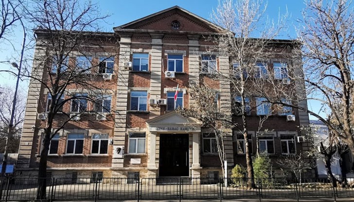 Ученици са шокирани от премахването на дългогодишни преподаватели, пом. директор и зам. директор Ученици са шокирани от премахването на дългогодишни преподаватели, пом. директор и зам. директор