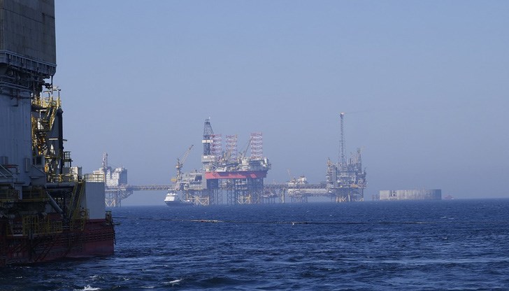 Страните-производителки успяха да се договорят колко да увеличат добива, за да свалят цената Страните-производителки успяха да се договорят колко да увеличат добива, за да свалят цената