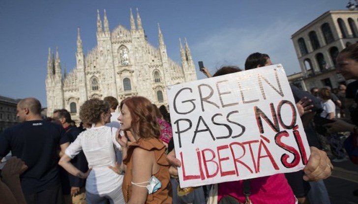 Демонстрантите определят мярката като „диктатура“ и я сравняват с нацизма