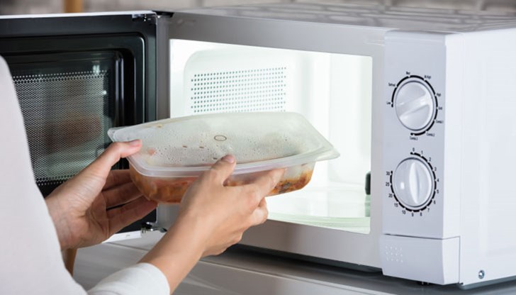 Освен пластмасови прибори и съдове, риск крие и пластмасовият капак, с който захлупвате чинията, за да не пръска и цапа микровълновата