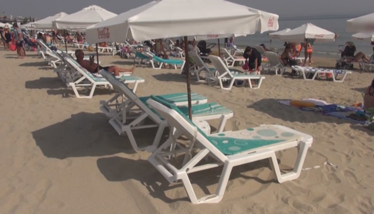 Стопаните на плажове признават, че трудно може да се контролира порочната практика