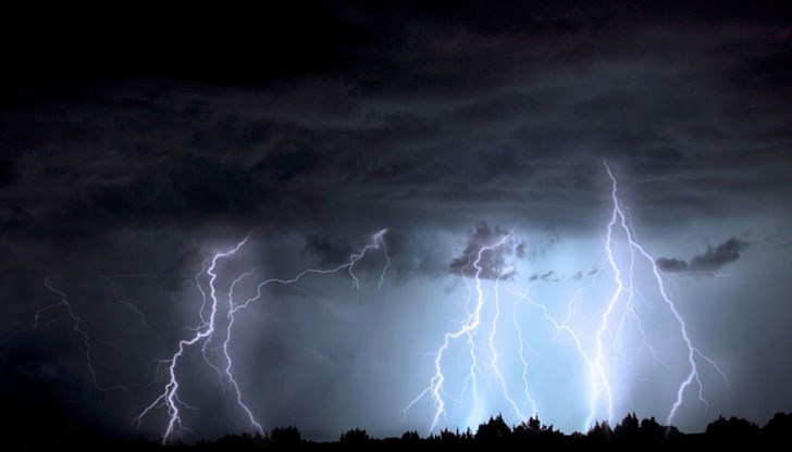 Над Централна и Източна валежите и гръмотевичните бури ще продължат