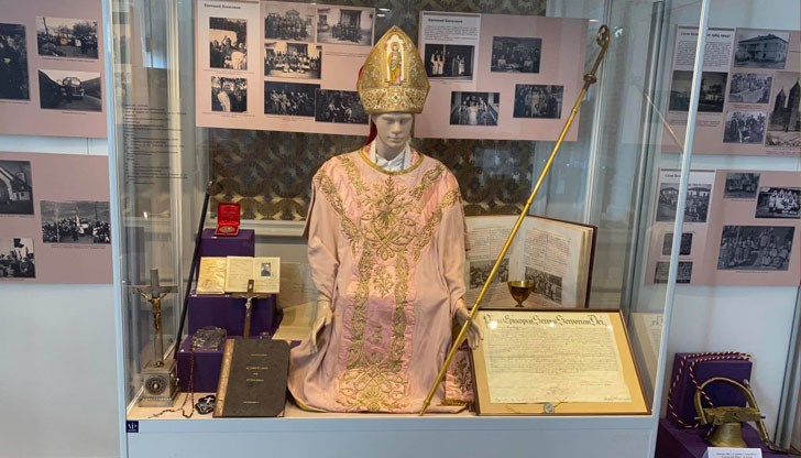 Тя представя над 350 снимки, вещи и документи