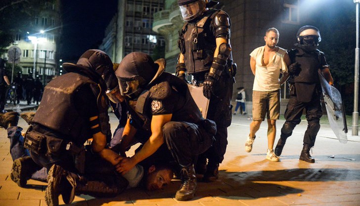 Вечерта на втори септември, когато полицията започва да изтласква протестиращите след ескалация на напрежението, журналистът Димитър Кенаров, който отразява случващото се, е задържан и удрян от полицаите