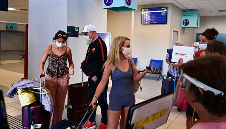 Това по днешни данни са Санторини, част от Крит и Парос