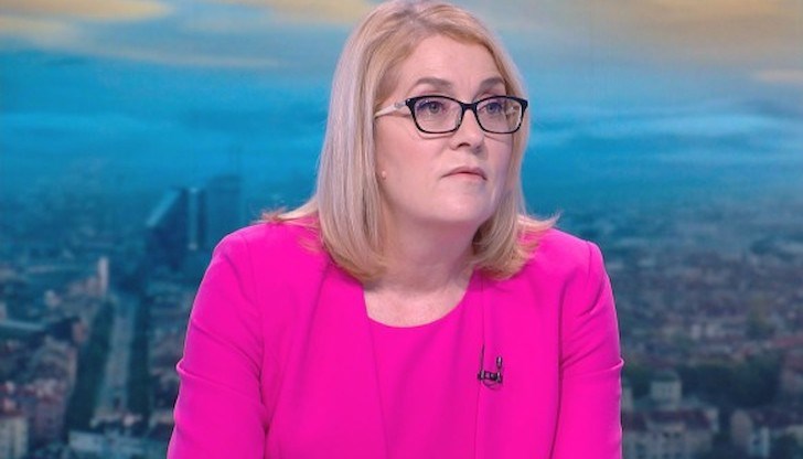 "Смятате ли, че това висше учебно заведение (Академията на МВР) не е акредитирано да издава такива дипломи. Много адвокати и нотариуси имат дипломи оттам, какво ще се случи с тях и с техните актове?“, заяви тя