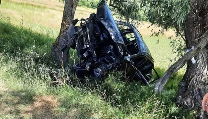 По първоначална информация в автомобила е имало пет непълнолетни