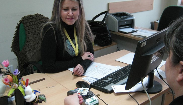 Русенци бързо и леко свикнаха да плащат данъчни и осигурителни задължения в офиса на НАП само с банкови карти Русенци бързо и леко свикнаха да плащат данъчни и осигурителни задължения в офиса на НАП само с банкови карти