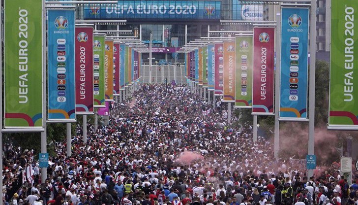 Служителите на СЗО са притеснени, че тълпите от фенове без маски ще доведе до разпространението на новия „делта“ щам Служителите на СЗО са притеснени, че тълпите от фенове без маски ще доведе до разпространението на новия „делта“ щам