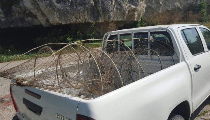 Риболовните уреди са извадени от водата и иззети с констативен протокол срещу неизвестен нарушител