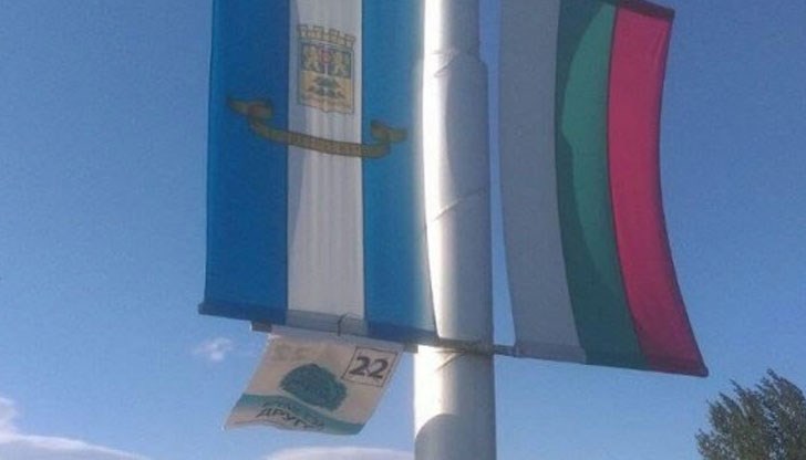 От партията на Слави Трифонов отричат да са закичили с постери трибагрениците по протежението на Асеновградско шосе