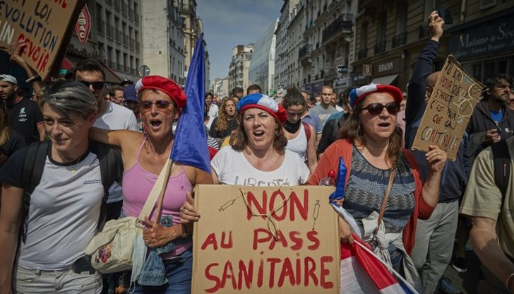 Това стана ден, след като Франция отново беше разтърсена от национални протести срещу ограниченията