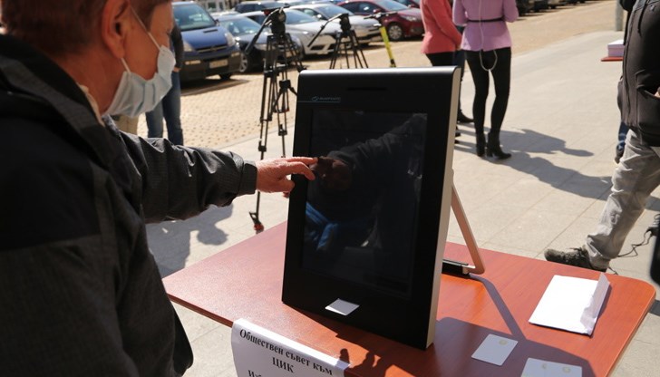 Днес продължава и демонстрационното пробно машинно гласуване в кварталите „Средна кула“ и „Долапите“