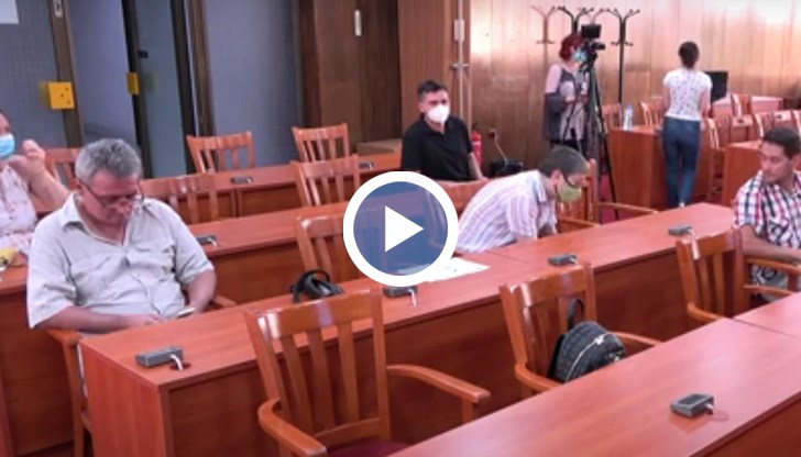 Михаил Михов и още четирима русенци присъстваха в залата, като изключим журналистите до камерата